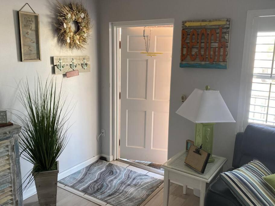 Beachfront Condo On Quiet Treasure Island- 1 Bed St. Pete Beach Exterior photo